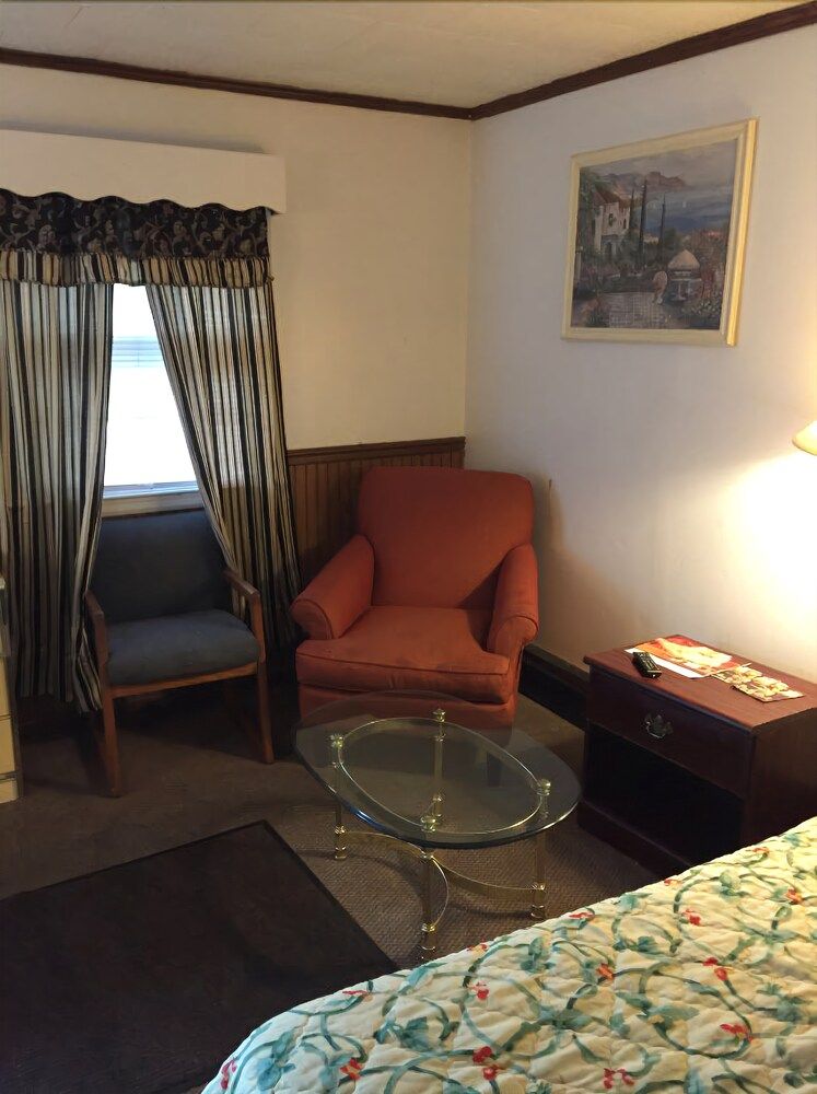 Tompkin's Motel - photo 9