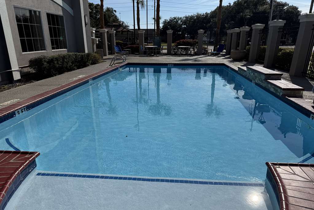 La Quinta Inn & Suites by Wyndham Beaumont West - photo 17
