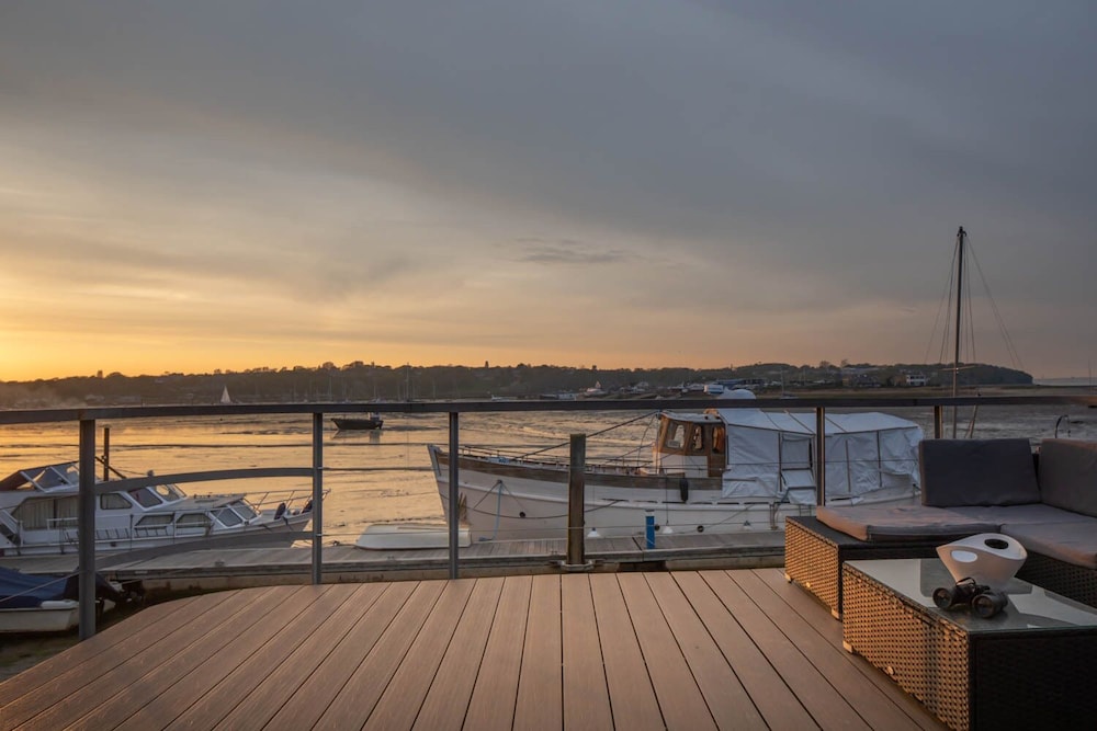 Houseboat Eleuthera — 4-Star Luxury Hotel in Bembridge, United Kingdom