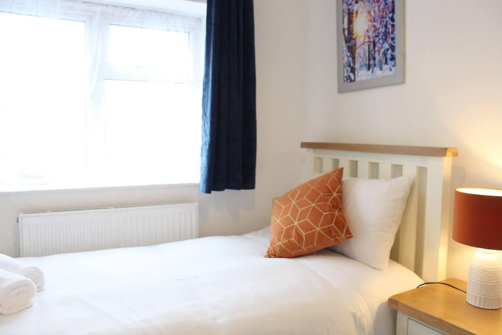 6Guests Parking Nearstansted Accessible — 4-Star Luxury Hotel in Harlow, United Kingdom