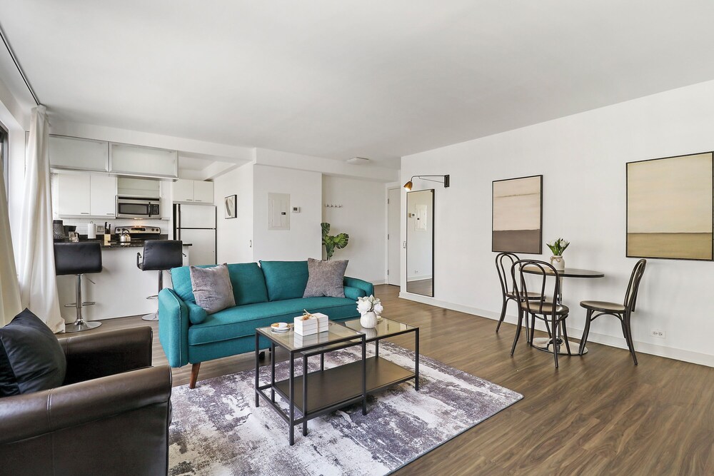Spacious & Modern 2BR Apartment Algonquin 06 008E — 4-Star Luxury Hotel in Chicago, United States