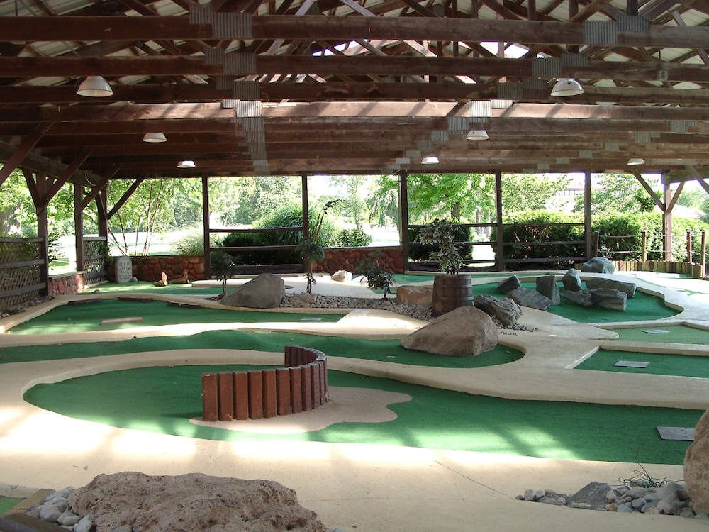 Circle M RV & Camping Resort Caravan Park - photo 27