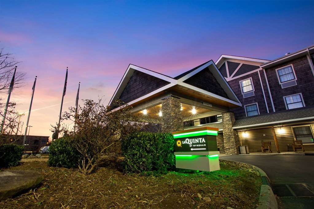 La Quinta Inn & Suites by Wyndham Boone University - photo 4