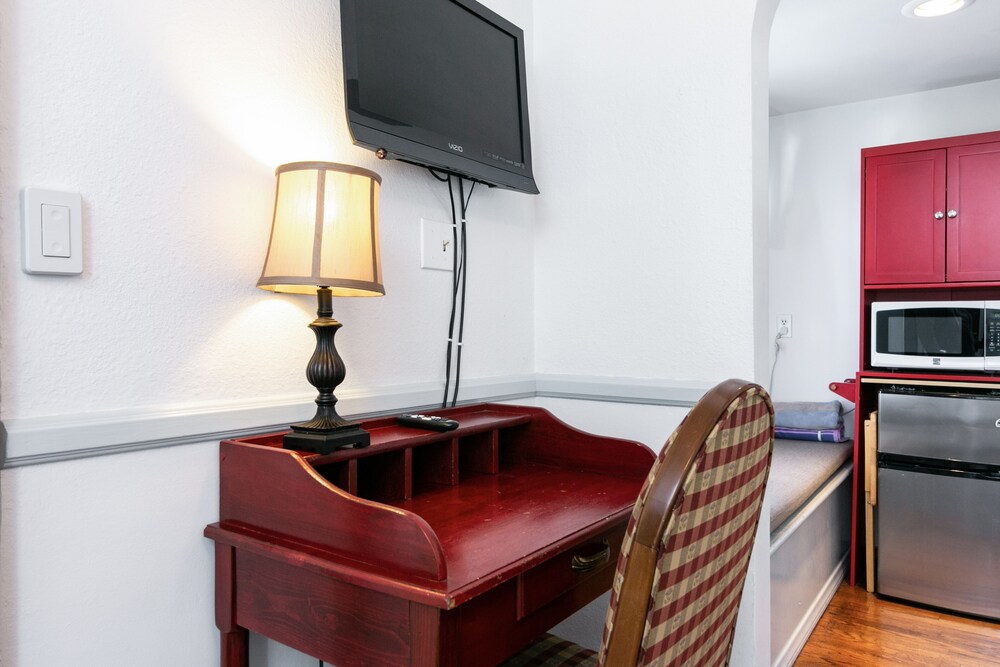 Sunny Hotel Room Corner Unit 1 Br Hotel Room - photo 6