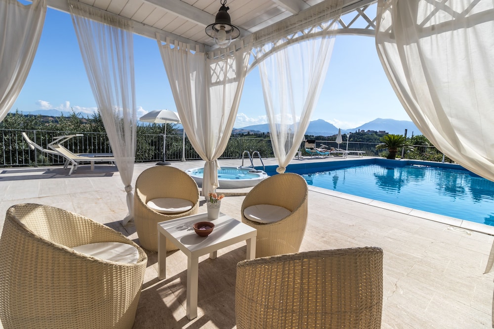 Anthos Casa Vacanze — 4-Star Luxury Hotel in Sant'omero, Italy