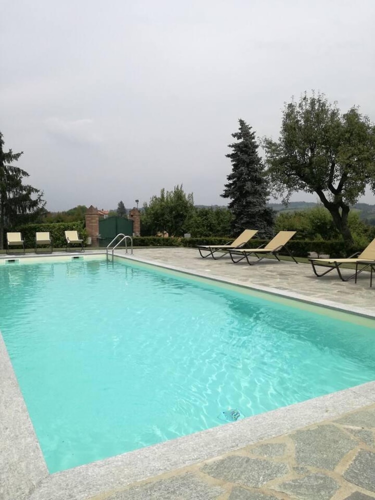 Agriturismo bottega di Rosanna — 4-Star Luxury Hotel in Castagnole Delle Lanze, Italy