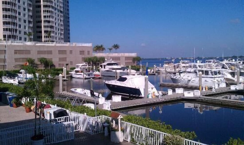 Legacy Harbour Hotel & Suites - photo 31