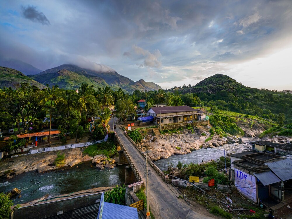 Oyo 15647 River View Inn - carbon neutral hotel in Munnar