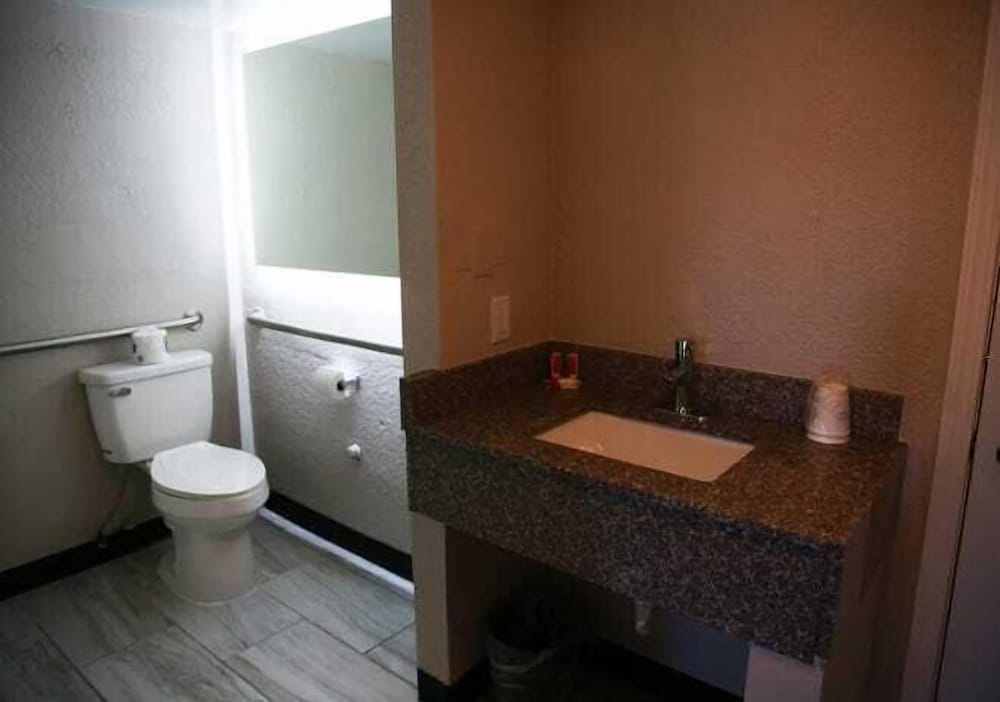 Days Inn & Suites by Wyndham Port Huron - photo 46