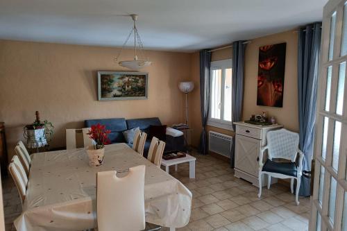 Mas provençal with terraces and small garden — hotel in La Crau