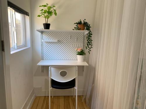 Hummingbird's Retreat One bedroom private bath private entry door