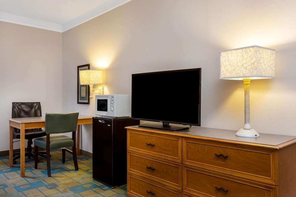 La Quinta Inn & Suites by Wyndham St. Pete Clearwater Airpt - photo 23