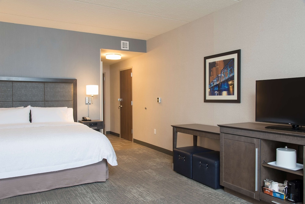 Hampton Inn & Suites Grand Rapids Downtown - photo 25