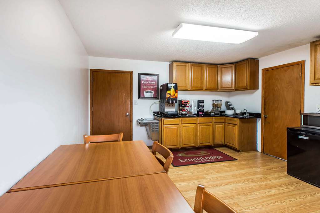 Econo Lodge Inn & Suites Albany North - photo 31