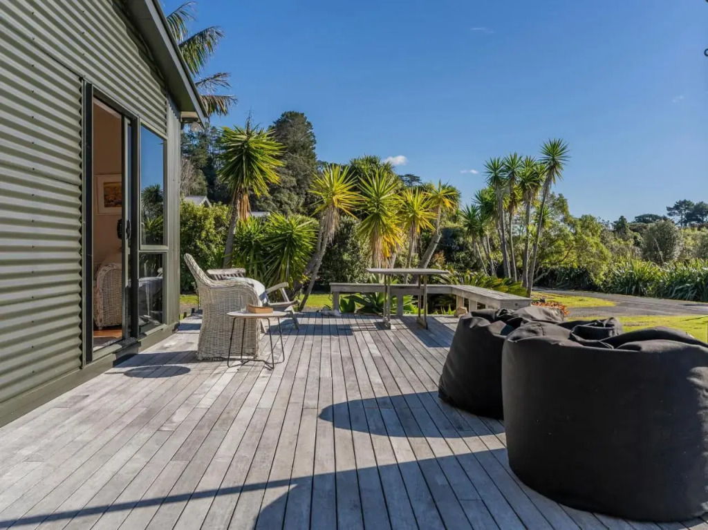 Wai Whare Kūaotunu Holiday Home — 4-Star Luxury Hotel in Whitianga, New Zealand