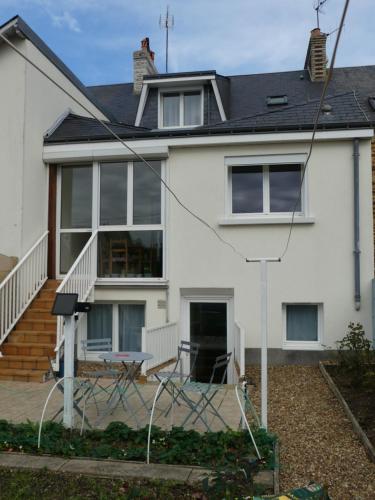 Charmante Mancelle à louer pour évènement circuit 24h in Le Mans, France