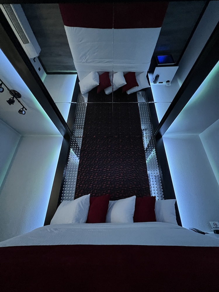 Imperial Suites Adults Only - photo 24
