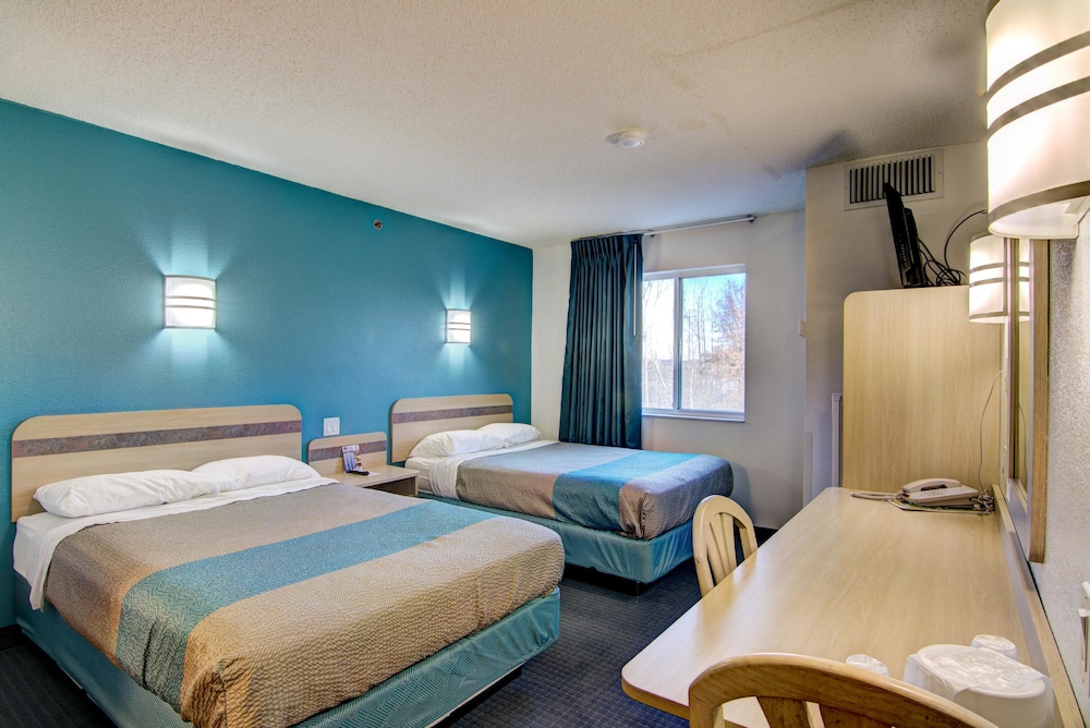 Econo Lodge Menomonie - photo 30