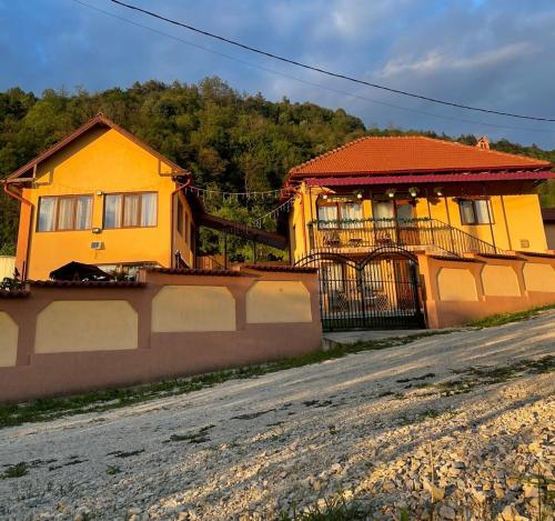 Casa Roșca — 4-Star Luxury Hotel in Tomsani, Romania