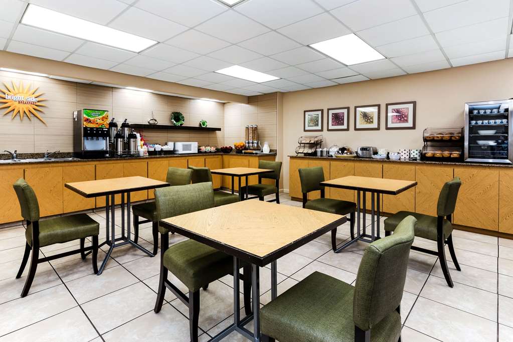 La Quinta Inn & Suites by Wyndham St. Pete Clearwater Airpt - photo 56
