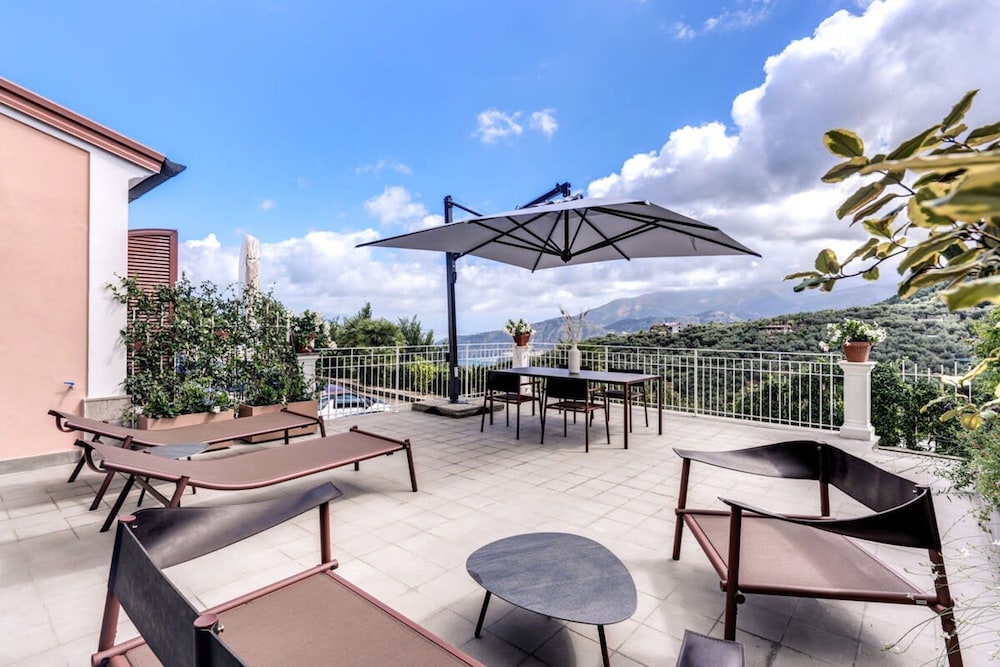 Suite La Panoramica in Sant Agata sui Due Golfi — 4-Star Luxury Hotel in Massa Lubrense, Italy
