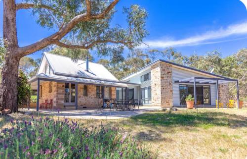 Benny S Retreat Luxury Bushland Escape — Clare