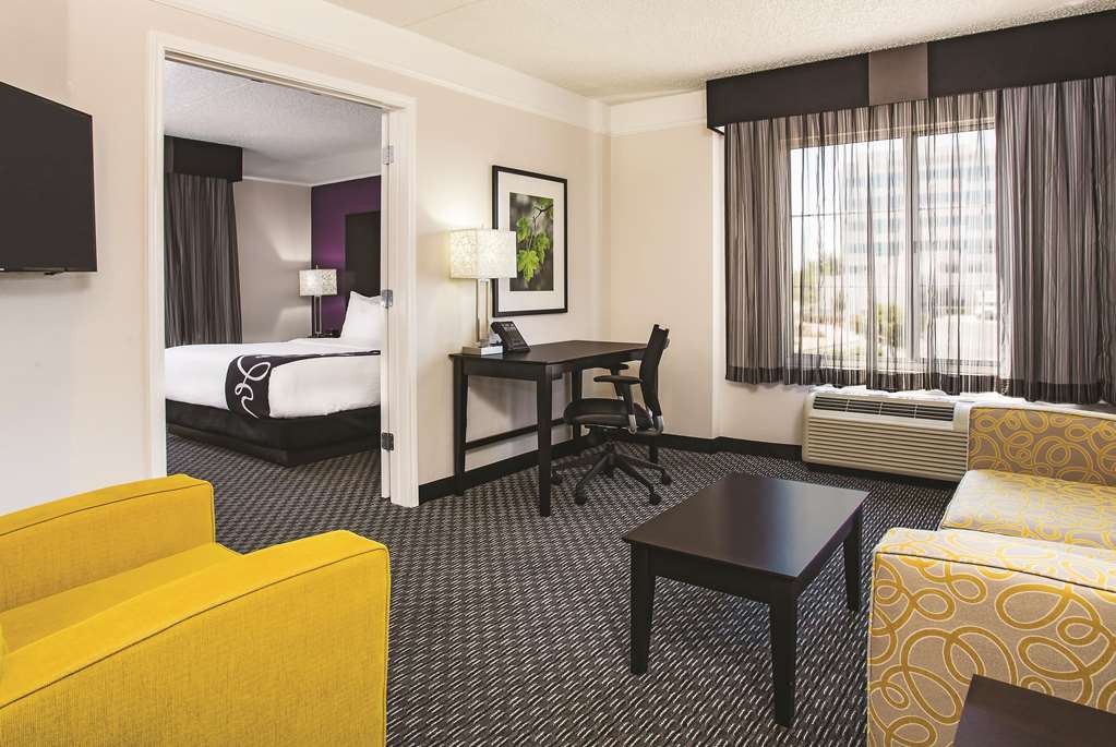 La Quinta Inn & Suites by Wyndham Las Vegas Summerlin Tech - photo 32
