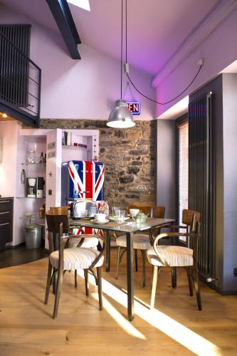 Casa Rossa byMyHomeinComo — 4-Star Luxury Hotel in Cernobbio, Italy