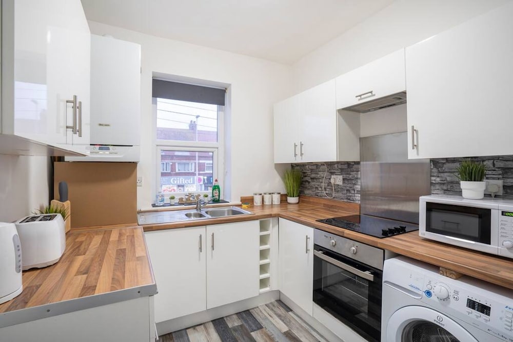Modern Apartment Free Parking by Holiday Homes — 4-Star Luxury Hotel in Blackpool, United Kingdom