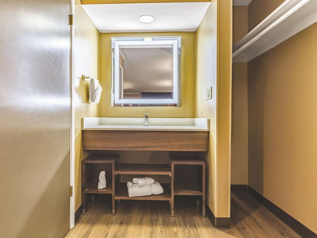 La Quinta Inn & Suites by Wyndham San Francisco Airport West - photo 45