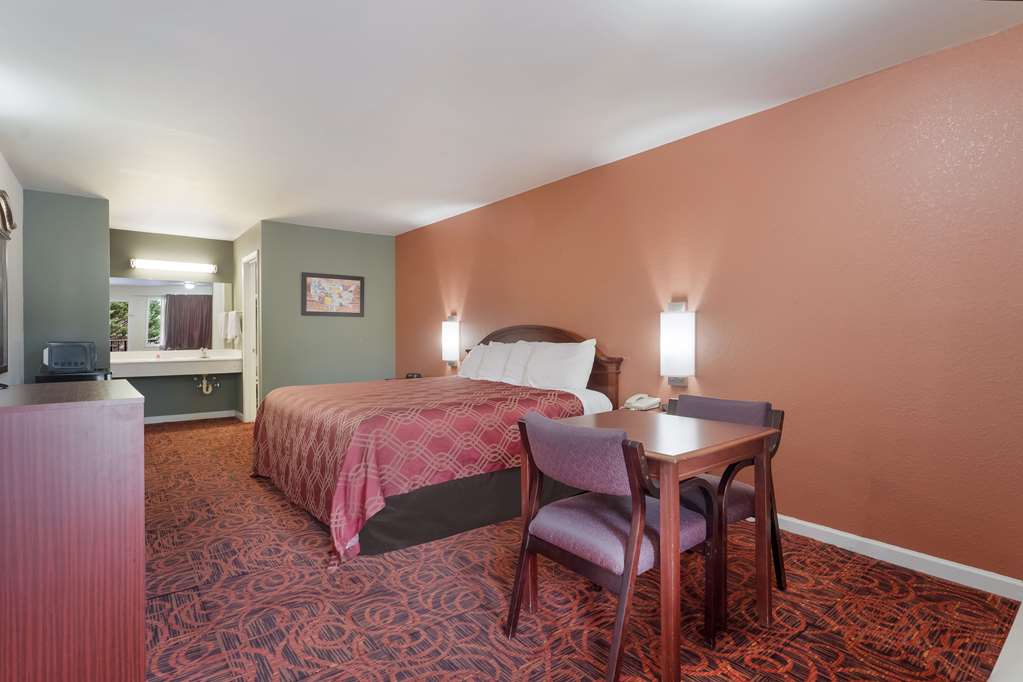 Econo Lodge Thomaston - photo 23