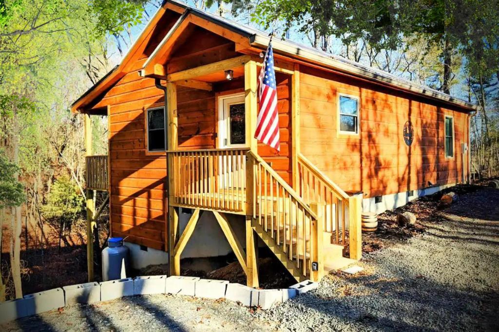 New Serene Fun & Comfy Cabin Covered Deck Grill Arcade — 4-Star Luxury Hotel in Murphy, United States
