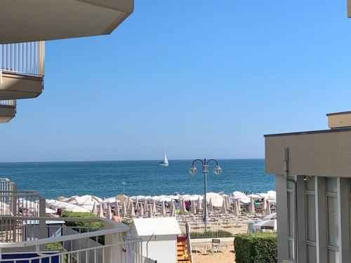 Suite bianca fronte mare — 4-Star Luxury Hotel in Lido Di Jesolo, Italy