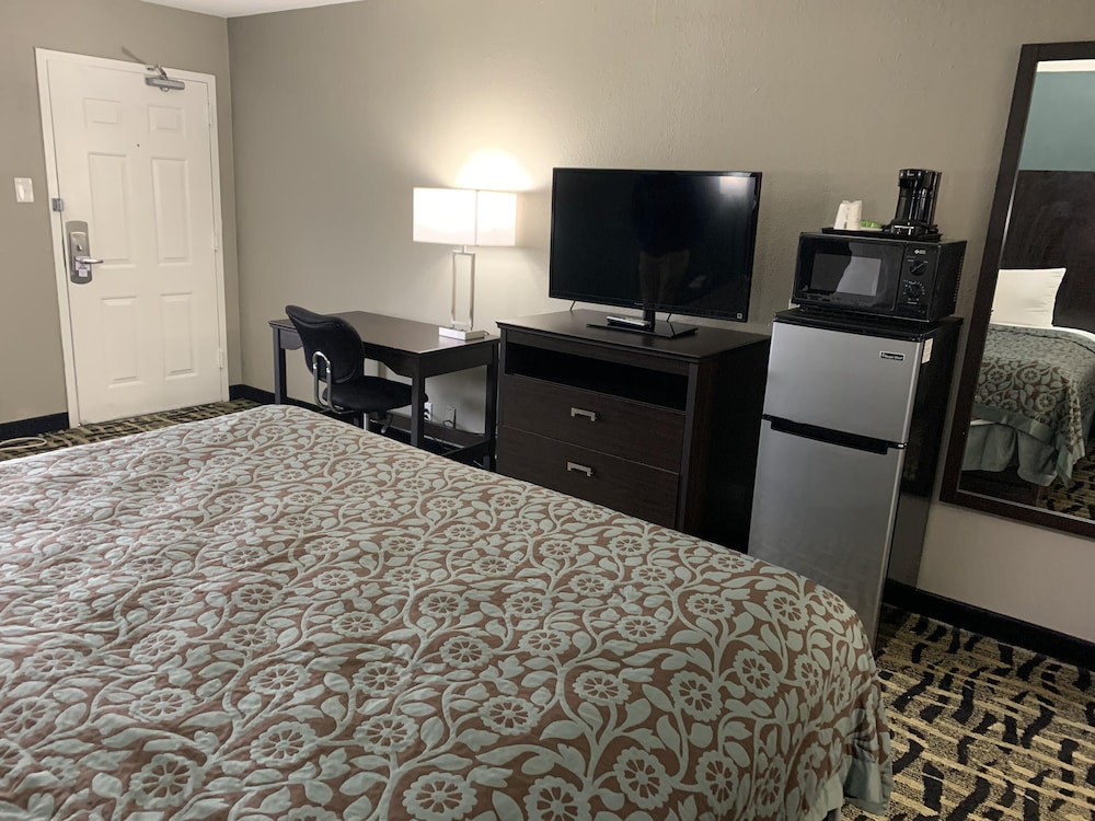 Days Inn & Suites by Wyndham Collierville Germantown Area - photo 2