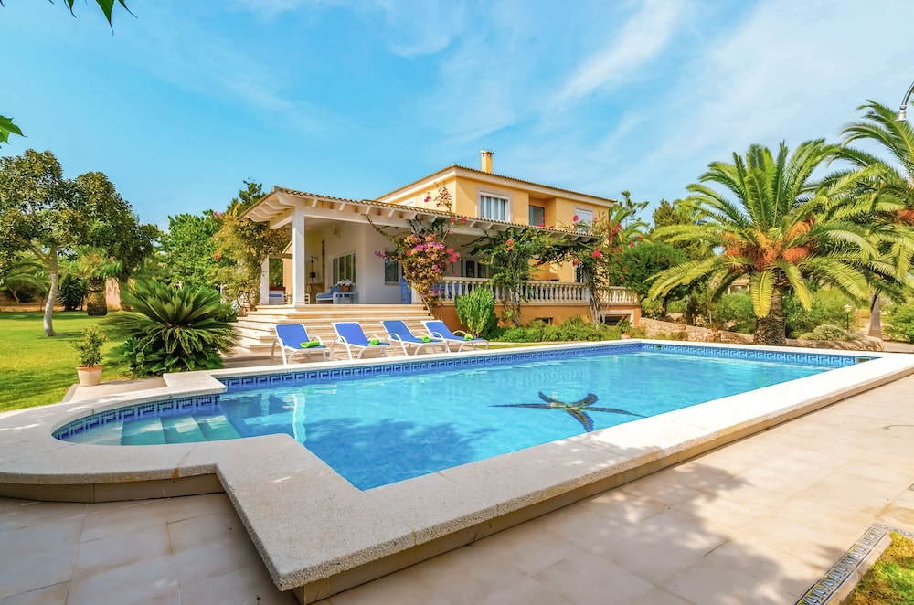 Casa Bonita — 4-Star Luxury Hotel in Ses Salines, Spain