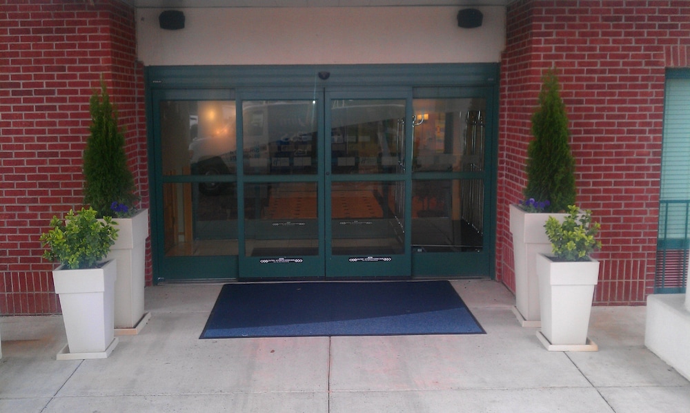 Holiday Inn Express and Suites Memphis Southwind - photo 44