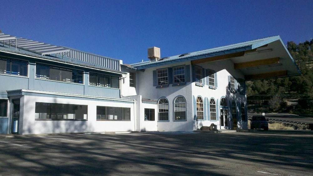Swiss Chalet Inn - photo 12