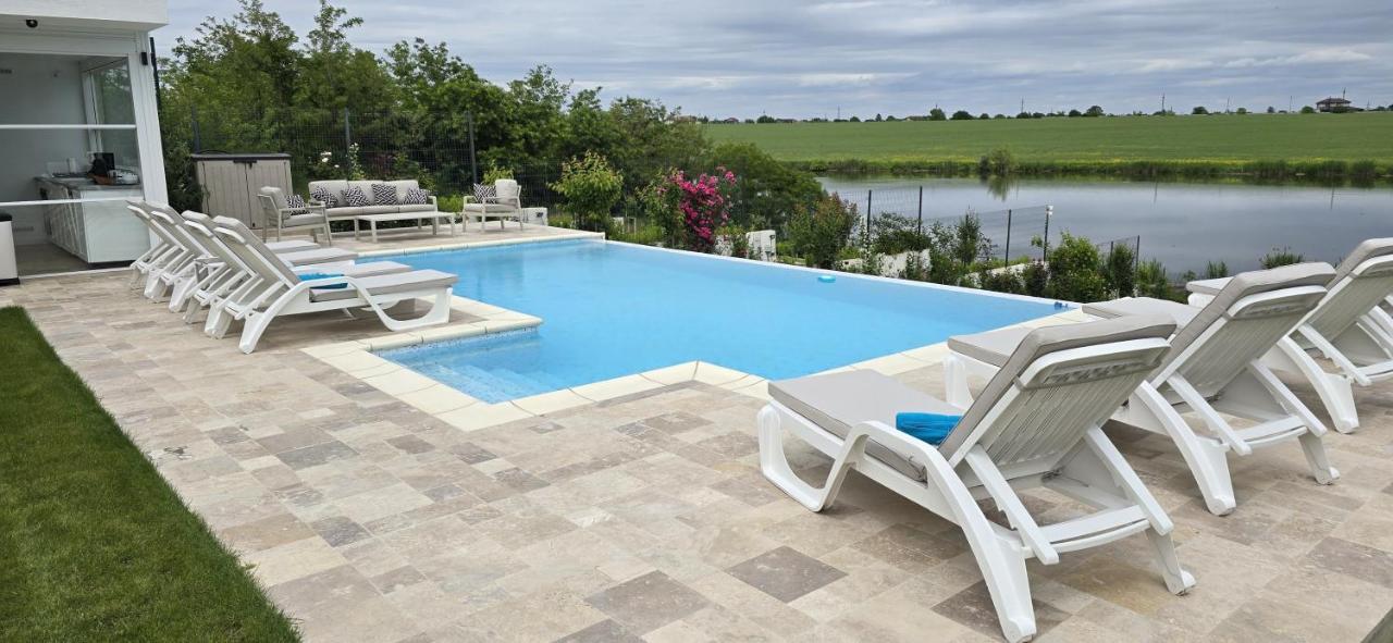 Casa de la Lac — 4-Star Luxury Hotel in Balotesti, Romania