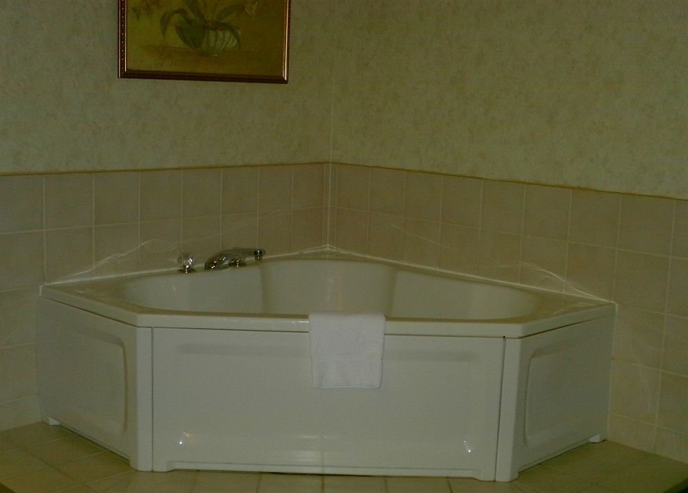 Campton Parkway Inn - photo 18