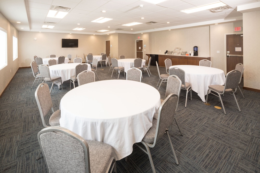Holiday Inn Express and Suites Kalamazoo West by IHG - photo 22