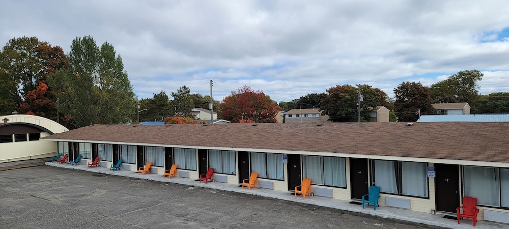 North Shore Wayside Inn — hotel in Elliot Lake