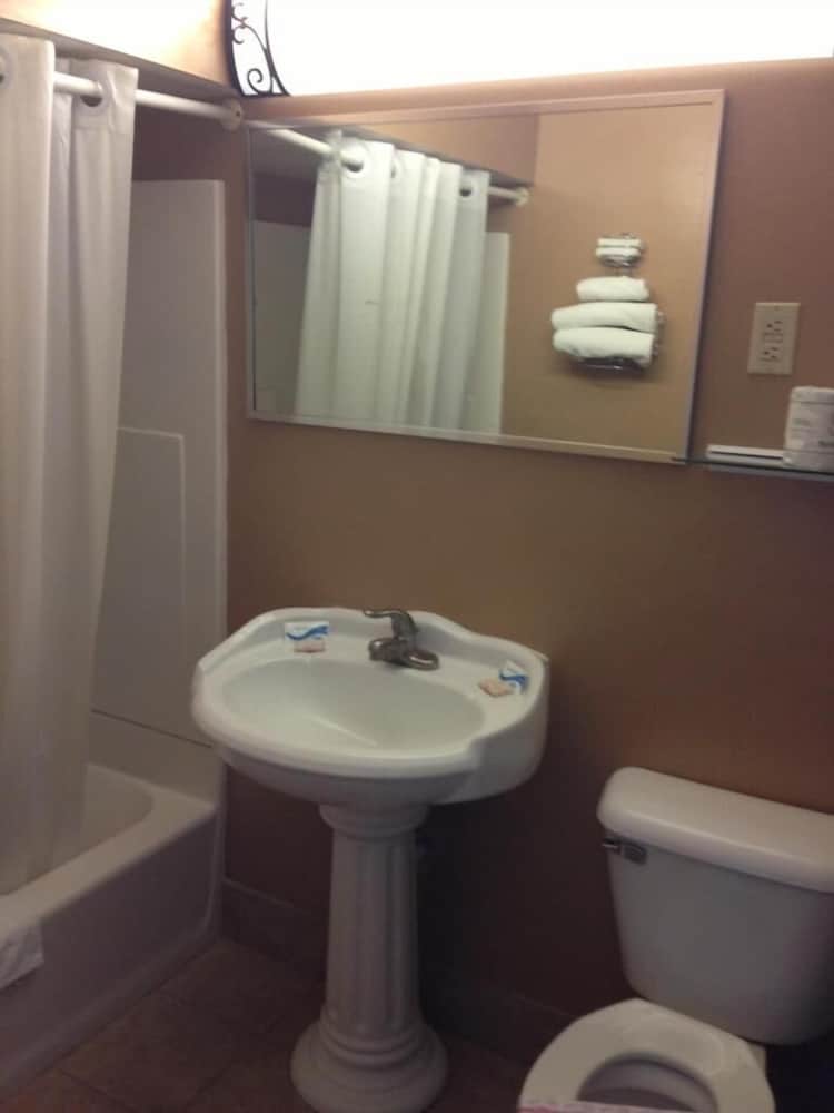 Cadet Motor Inn - photo 20