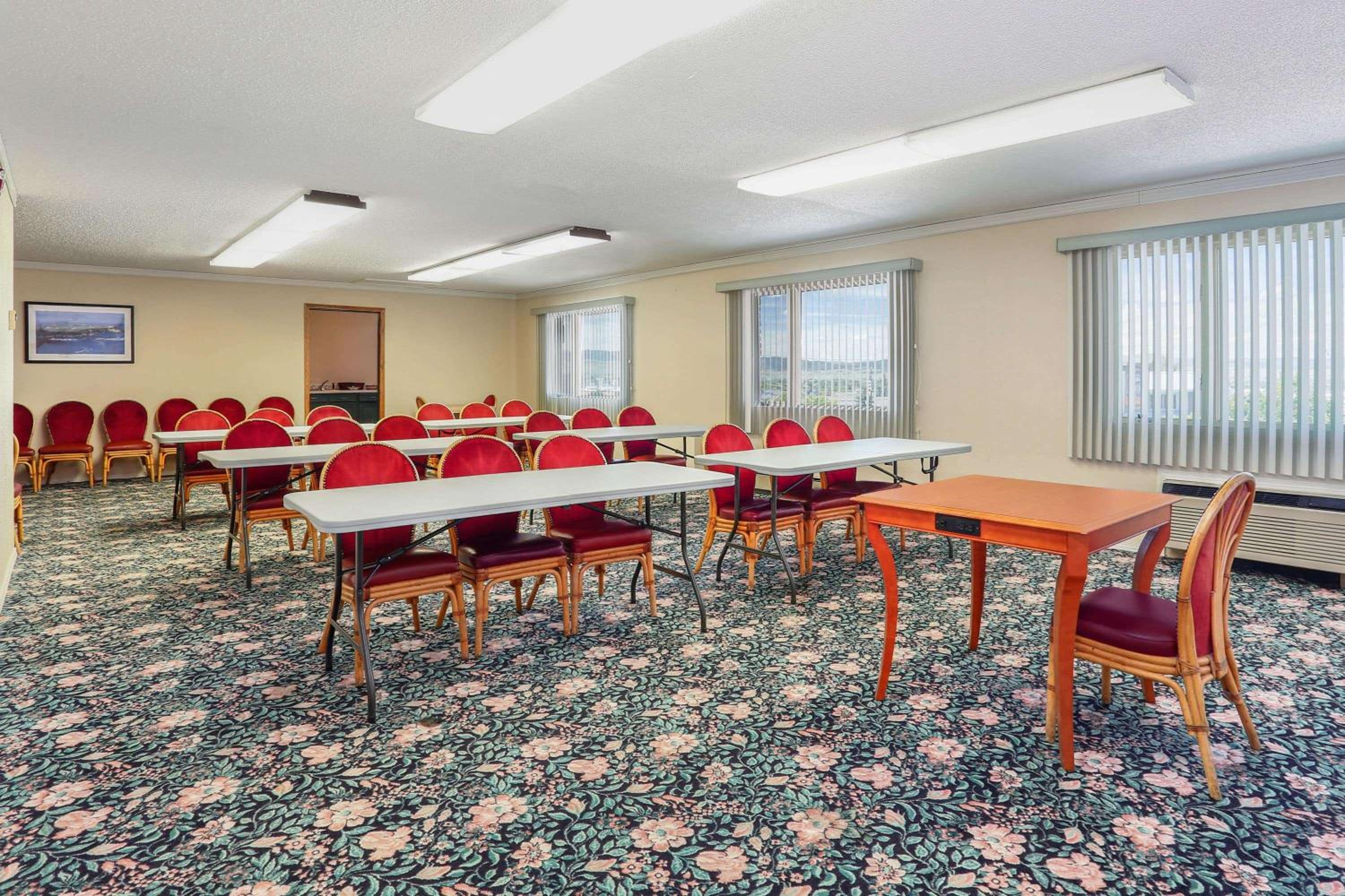 Howard Johnson by Wyndham Helena - photo 14