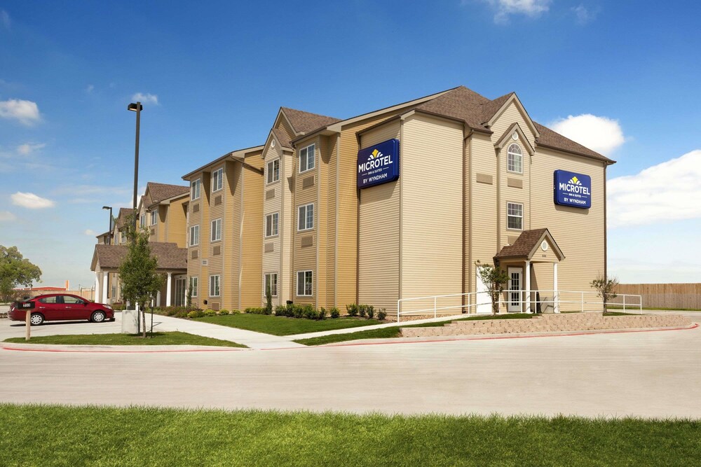 Microtel Inn & Suites by Wyndham Kenedy Karnes City - photo 23
