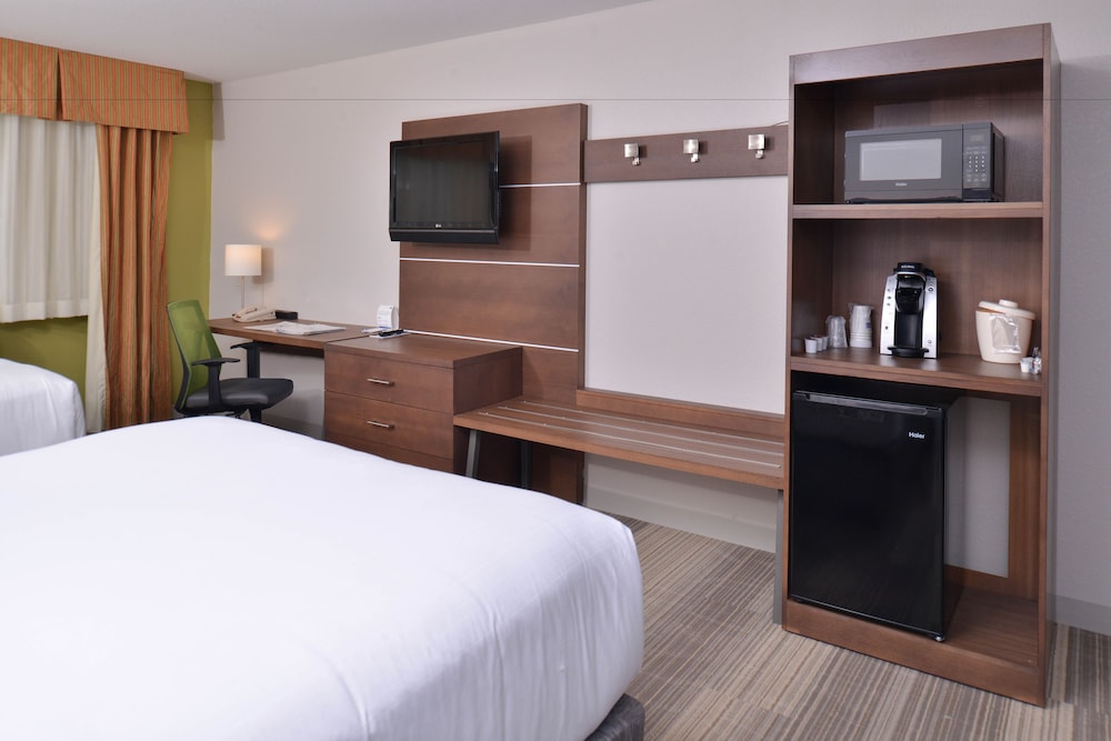 Holiday Inn Express and Suites Stevens Point by IHG - photo 8