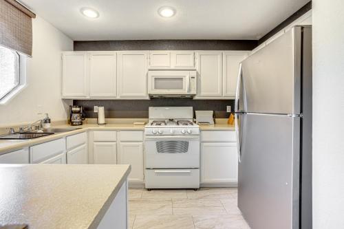 5 Mi to Las Vegas Strip Condo with Community Perks
