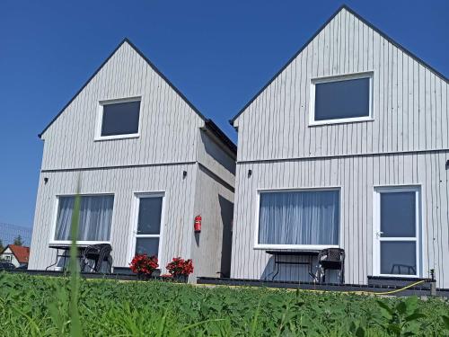 PoProstuDomki - carbon neutral hotel in Rewal