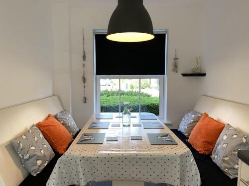 Mariners The Bay 2 bedrooms with ensuites parking nearby 1 medium or 2 small dogs welcome