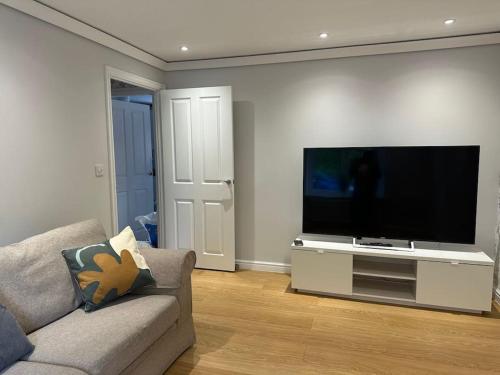 Stunning 4 Bedroom Home — 4-Star Luxury Hotel in Basingstoke, United Kingdom