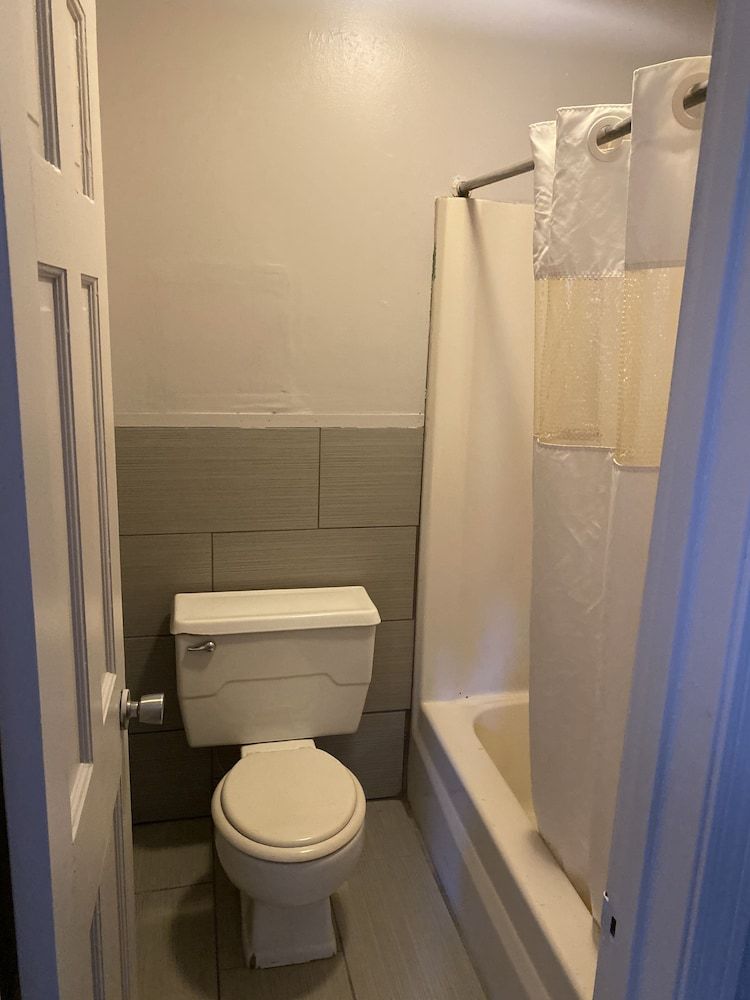Colonial Manor Motel - photo 6